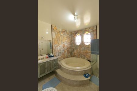 Casa à venda com 340m², 4 quartos e 3 vagas Casa à venda com 340m², 4 quartos e 3 vagasBanheiro da Suíte 2