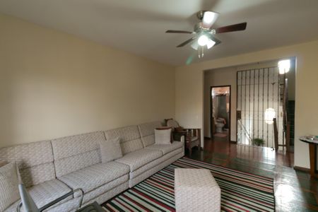 Casa à venda com 340m², 4 quartos e 3 vagas Casa à venda com 340m², 4 quartos e 3 vagasSala de TV