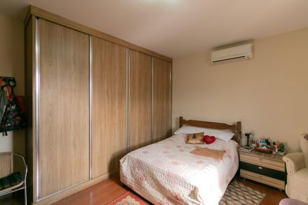 Casa à venda com 340m², 4 quartos e 3 vagas Casa à venda com 340m², 4 quartos e 3 vagasQuarto 1