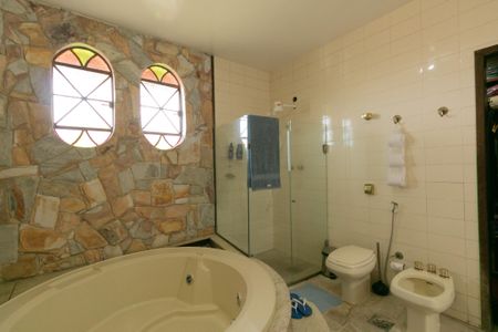 Casa à venda com 340m², 4 quartos e 3 vagas Casa à venda com 340m², 4 quartos e 3 vagasBanheiro da Suíte 2