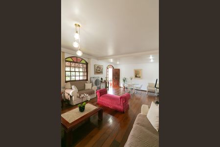 Casa à venda com 340m², 4 quartos e 3 vagas Casa à venda com 340m², 4 quartos e 3 vagasSala