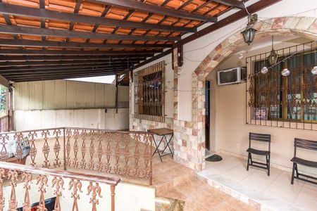 Casa à venda com 320m², 2 quartos e 1 vaga Casa à venda com 320m², 2 quartos e 1 vagaVaranda da frente