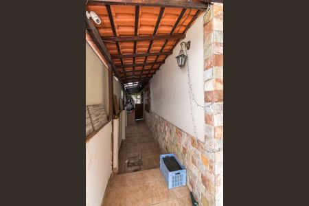 Casa à venda com 320m², 2 quartos e 1 vaga Casa à venda com 320m², 2 quartos e 1 vagaVaranda da frente - Acesso lateral