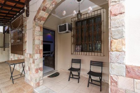 Casa à venda com 320m², 2 quartos e 1 vaga Casa à venda com 320m², 2 quartos e 1 vagaVaranda da frente