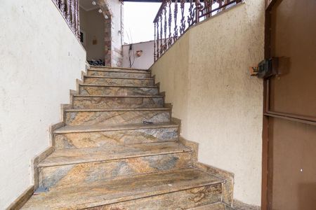 Casa à venda com 320m², 2 quartos e 1 vaga Casa à venda com 320m², 2 quartos e 1 vagaGaragem - Escada de acesso ao imóvel