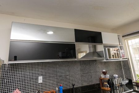 Casa à venda com 320m², 2 quartos e 1 vaga Casa à venda com 320m², 2 quartos e 1 vagaCozinha - Armários