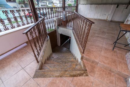 Casa à venda com 320m², 2 quartos e 1 vaga Casa à venda com 320m², 2 quartos e 1 vagaVaranda da frente - Acesso a garagem