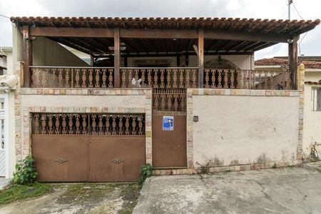Casa à venda com 320m², 2 quartos e 1 vaga Casa à venda com 320m², 2 quartos e 1 vagaFachada + Placa