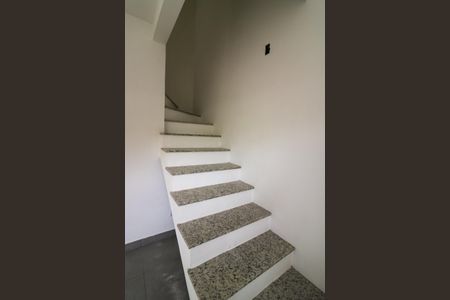 Casa de condomínio à venda com 70m², 2 quartos e 1 vaga Casa de condomínio à venda com 70m², 2 quartos e 1 vagaEscada