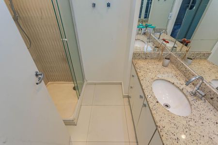 Apartamento à venda com 85m², 2 quartos e 2 vagasBanheiro da Suíte
