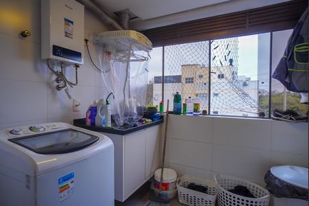 Apartamento à venda com 257m², 3 quartos e 2 vagas Apartamento à venda com 257m², 3 quartos e 2 vagasCozinha e Área de Serviço