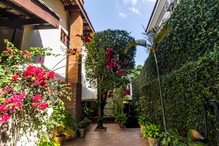 Casa de condomínio à venda com 353m², 4 quartos e 4 vagasQuintal