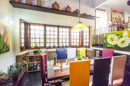 Casa de condomínio à venda com 353m², 4 quartos e 4 vagasSala