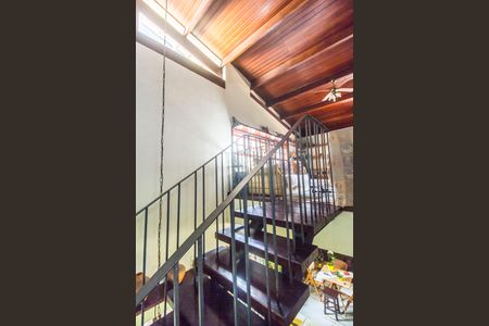 Casa de condomínio à venda com 353m², 4 quartos e 4 vagasEscada