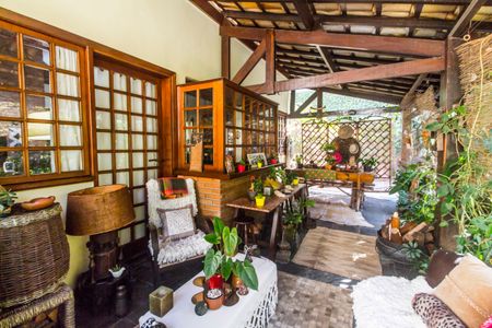 Casa de condomínio à venda com 353m², 4 quartos e 4 vagasVaranda