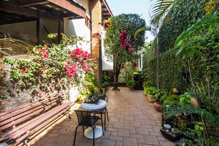 Casa de condomínio à venda com 353m², 4 quartos e 4 vagasQuintal