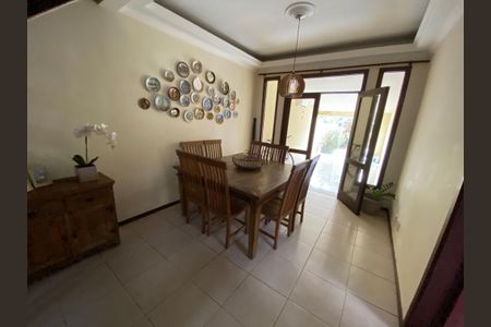 Casa à venda com 360m², 5 quartos e 4 vagas Casa à venda com 360m², 5 quartos e 4 vagasSala