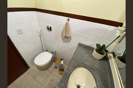 Casa à venda com 360m², 5 quartos e 4 vagas Casa à venda com 360m², 5 quartos e 4 vagasLavabo