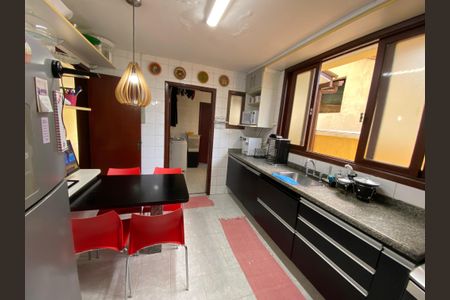 Casa à venda com 360m², 5 quartos e 4 vagas Casa à venda com 360m², 5 quartos e 4 vagasCozinha