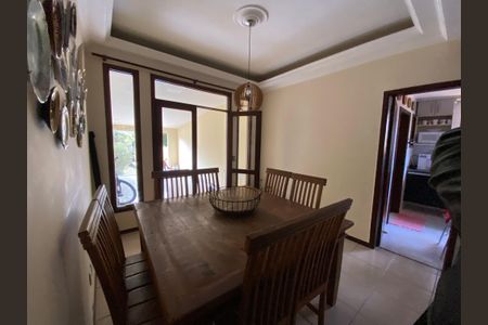 Casa à venda com 360m², 5 quartos e 4 vagas Casa à venda com 360m², 5 quartos e 4 vagasSala