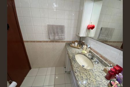 Casa à venda com 360m², 5 quartos e 4 vagas Casa à venda com 360m², 5 quartos e 4 vagasBanheiro Suite