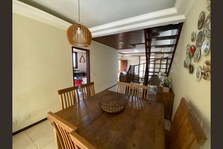 Casa à venda com 360m², 5 quartos e 4 vagas Casa à venda com 360m², 5 quartos e 4 vagasSala