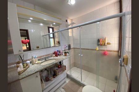 Casa à venda com 360m², 5 quartos e 4 vagas Casa à venda com 360m², 5 quartos e 4 vagasBanheiro Suite