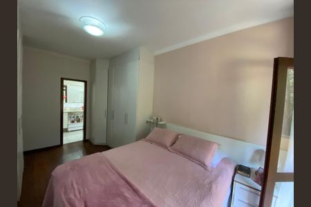 Casa à venda com 360m², 5 quartos e 4 vagas Casa à venda com 360m², 5 quartos e 4 vagas Suite