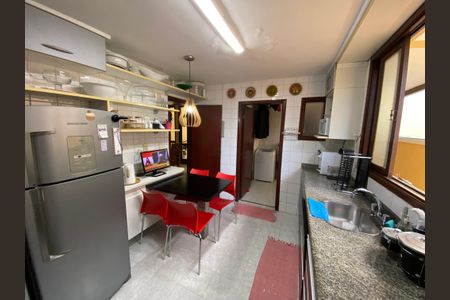 Casa à venda com 360m², 5 quartos e 4 vagas Casa à venda com 360m², 5 quartos e 4 vagasCozinha