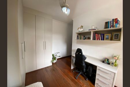 Casa à venda com 360m², 5 quartos e 4 vagas Casa à venda com 360m², 5 quartos e 4 vagasQuarto 2