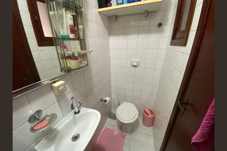 Casa à venda com 360m², 5 quartos e 4 vagas Casa à venda com 360m², 5 quartos e 4 vagasBanheiro Social