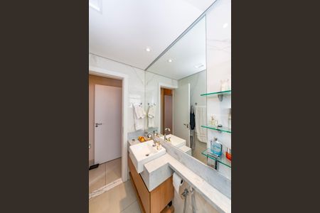 Apartamento à venda com 95m², 2 quartos e 2 vagas Apartamento à venda com 95m², 2 quartos e 2 vagasBanheiro da Suíte 1