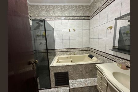 Casa para alugar com 325m², 4 quartos e 4 vagas Casa para alugar com 325m², 4 quartos e 4 vagasBanheiro da Suíte