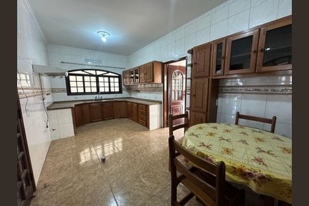 Casa para alugar com 325m², 4 quartos e 4 vagas Casa para alugar com 325m², 4 quartos e 4 vagasCozinha
