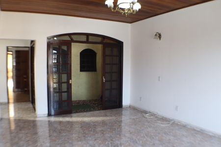 Casa para alugar com 325m², 4 quartos e 4 vagas Casa para alugar com 325m², 4 quartos e 4 vagasSala