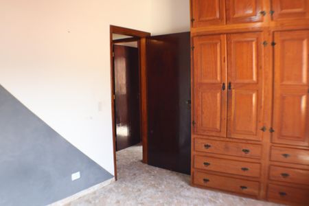 Casa para alugar com 325m², 4 quartos e 4 vagas Casa para alugar com 325m², 4 quartos e 4 vagasQuarto 2