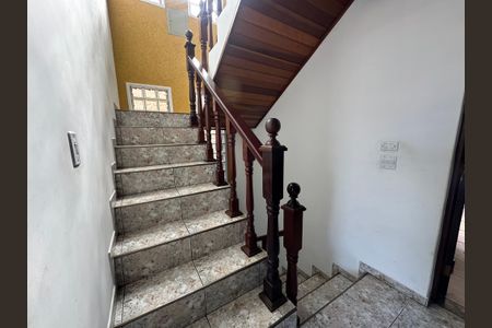 Casa para alugar com 325m², 4 quartos e 4 vagas Casa para alugar com 325m², 4 quartos e 4 vagasEscada