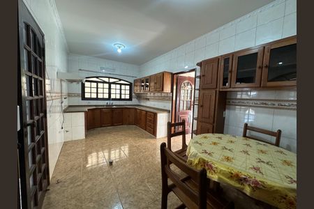 Casa para alugar com 325m², 4 quartos e 4 vagas Casa para alugar com 325m², 4 quartos e 4 vagasCozinha
