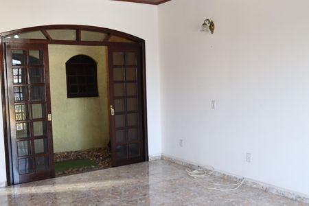 Casa para alugar com 325m², 4 quartos e 4 vagas Casa para alugar com 325m², 4 quartos e 4 vagasSala