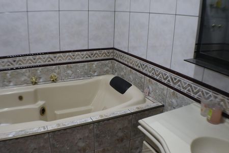 Casa para alugar com 325m², 4 quartos e 4 vagas Casa para alugar com 325m², 4 quartos e 4 vagasBanheiro da Suíte