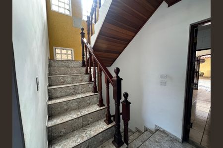 Casa para alugar com 325m², 4 quartos e 4 vagas Casa para alugar com 325m², 4 quartos e 4 vagasEscada