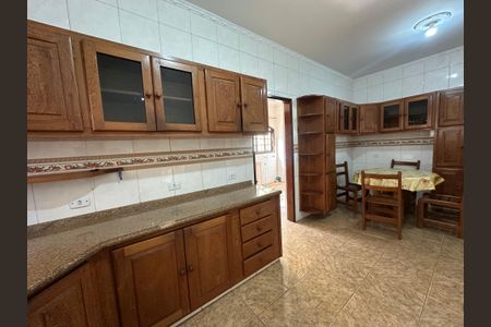Casa para alugar com 325m², 4 quartos e 4 vagas Casa para alugar com 325m², 4 quartos e 4 vagasCozinha