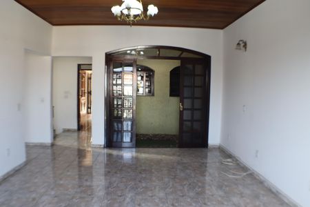 Casa para alugar com 325m², 4 quartos e 4 vagas Casa para alugar com 325m², 4 quartos e 4 vagasSala