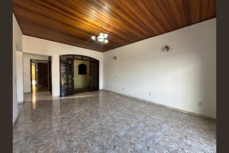Casa para alugar com 325m², 4 quartos e 4 vagas Casa para alugar com 325m², 4 quartos e 4 vagasSala