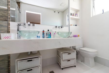 Casa à venda com 260m², 3 quartos e 5 vagasBanheiro da Suíte 1