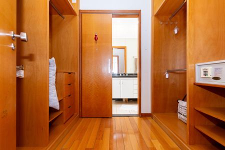 Apartamento à venda com 125m², 3 quartos e 2 vagas Apartamento à venda com 125m², 3 quartos e 2 vagasCloset da suíte