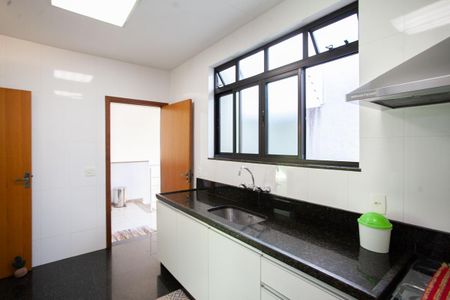 Casa à venda com 303m², 4 quartos e 6 vagasCozinha