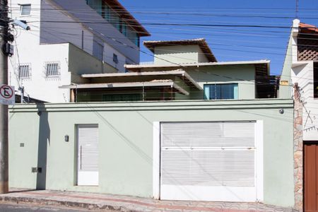 Casa à venda com 303m², 4 quartos e 6 vagasFachada