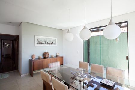 Casa à venda com 303m², 4 quartos e 6 vagasSala 2