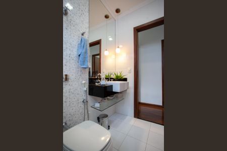 Casa à venda com 303m², 4 quartos e 6 vagasBanheiro 1